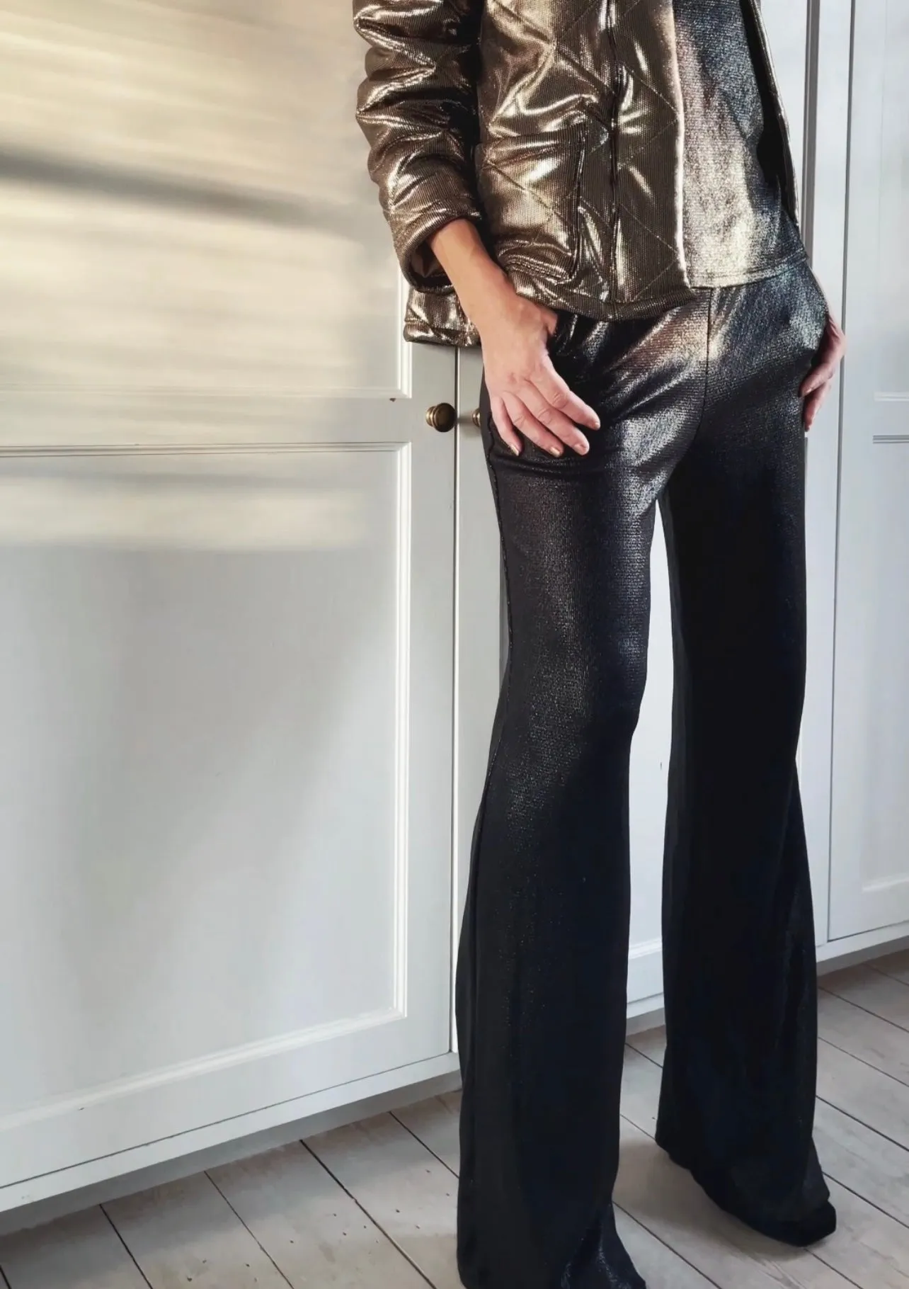 LOOSE COATED GLITTER PANTS - BLACK