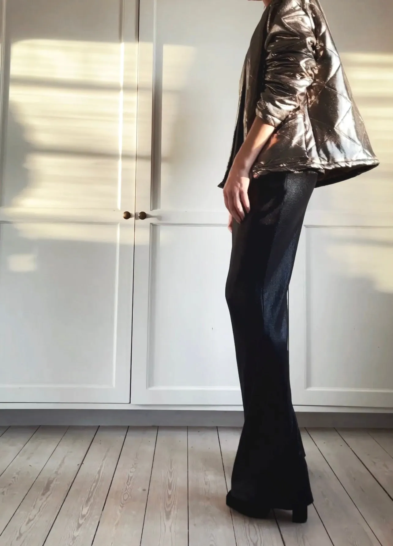 LOOSE COATED GLITTER PANTS - BLACK