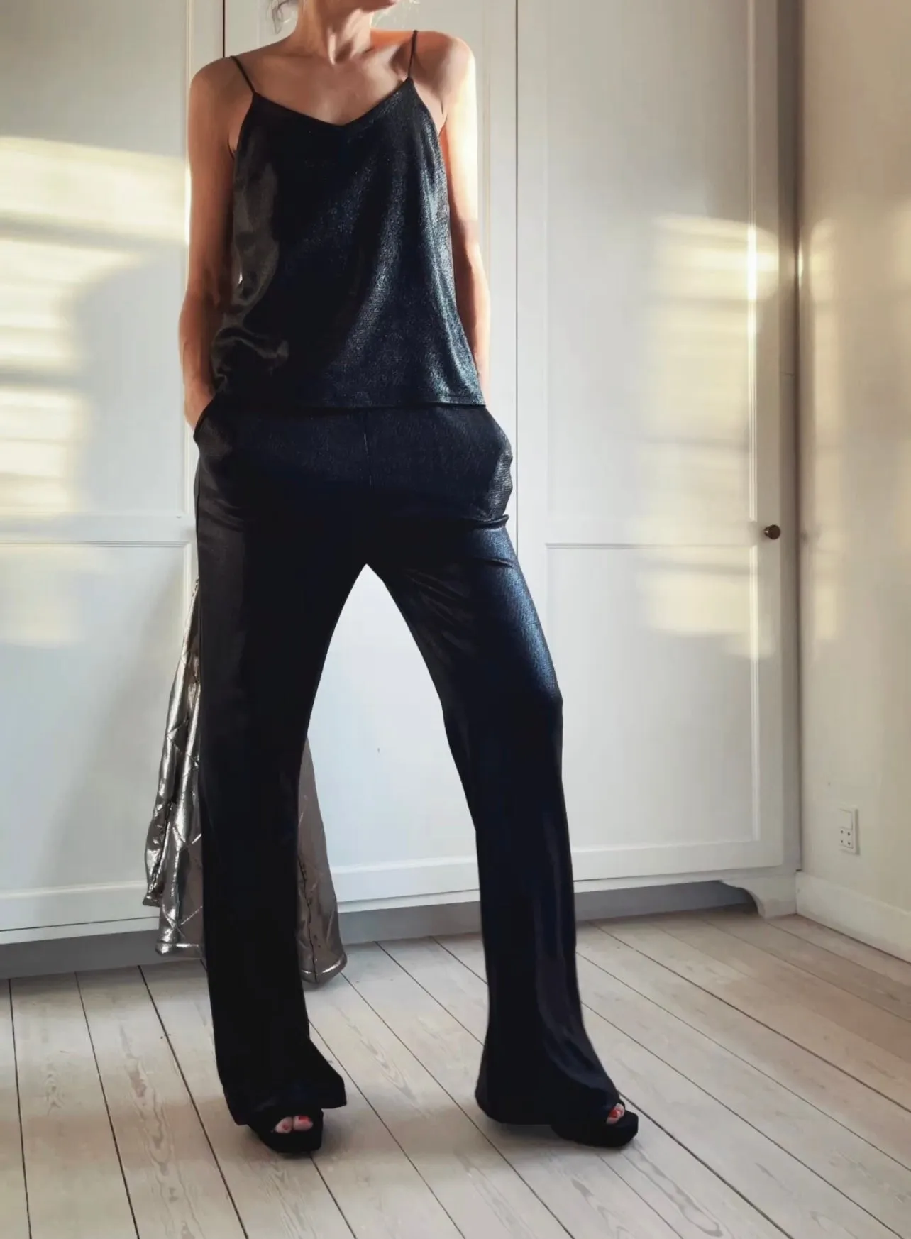 LOOSE COATED GLITTER PANTS - BLACK